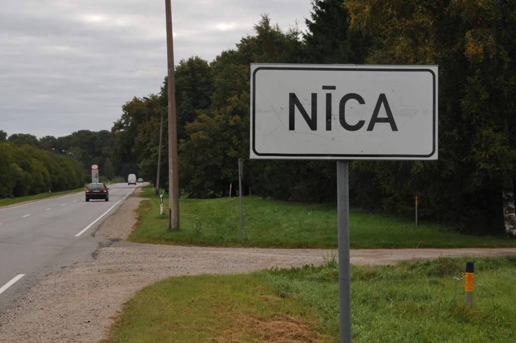 Nīcas pašvaldība maksās par transportu kaimiņpagasta bērniem