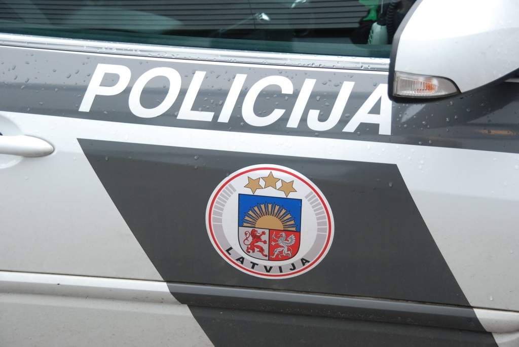 Trīs cilvēki guvuši miesas bojājumus kautiņos