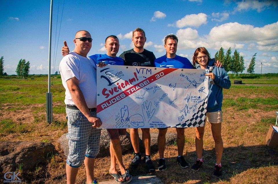 FOTO: Kuplā pulkā svin Rudes trases 30 gadu jubileju 