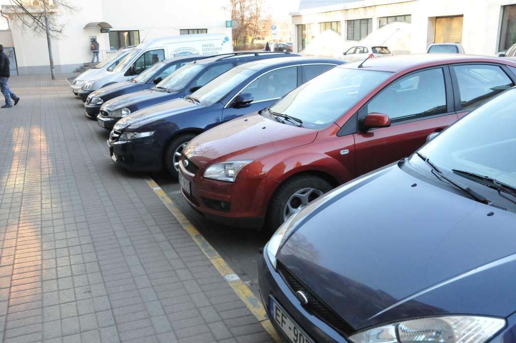 Aizputē un Liepājā ļaundari apskādē automašīnas