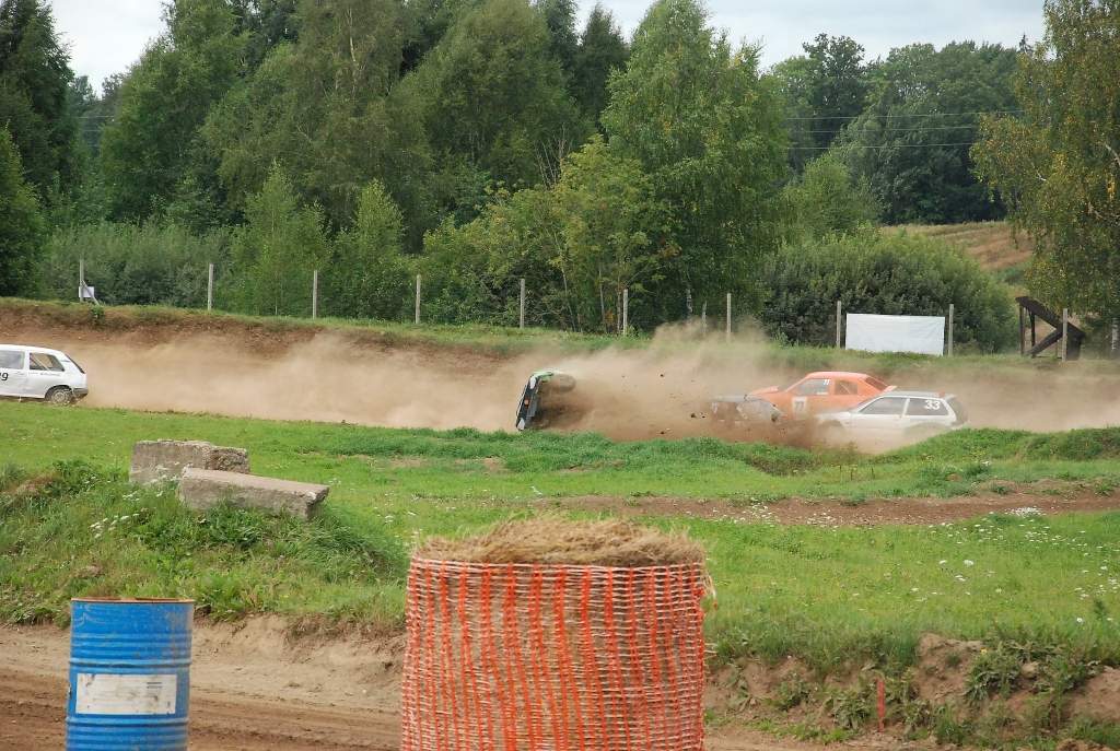 FOTO: Mārtiņš Starks iespaidīgi kūleņo Vecpils autotrasē