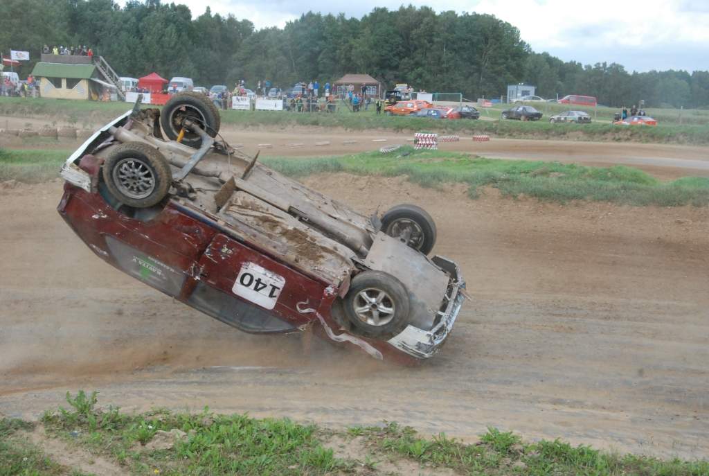 FOTO: Folkreiss Vecpils autotrasē beidzas ar iespaidīgām avārijām