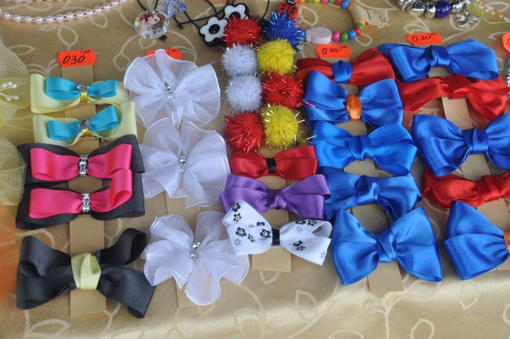 FOTO: Bērni Liepājas Pētertirgū pelna naudu skolas lietām