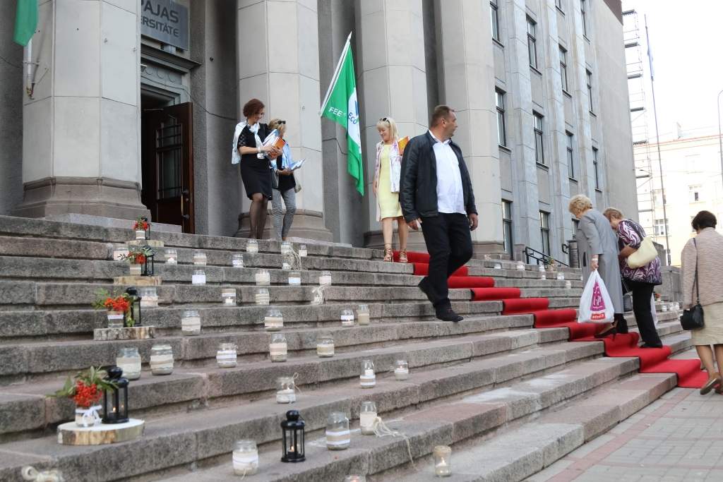 FOTO: Aizvadīts Liepājas Universitātes absolventu salidojums