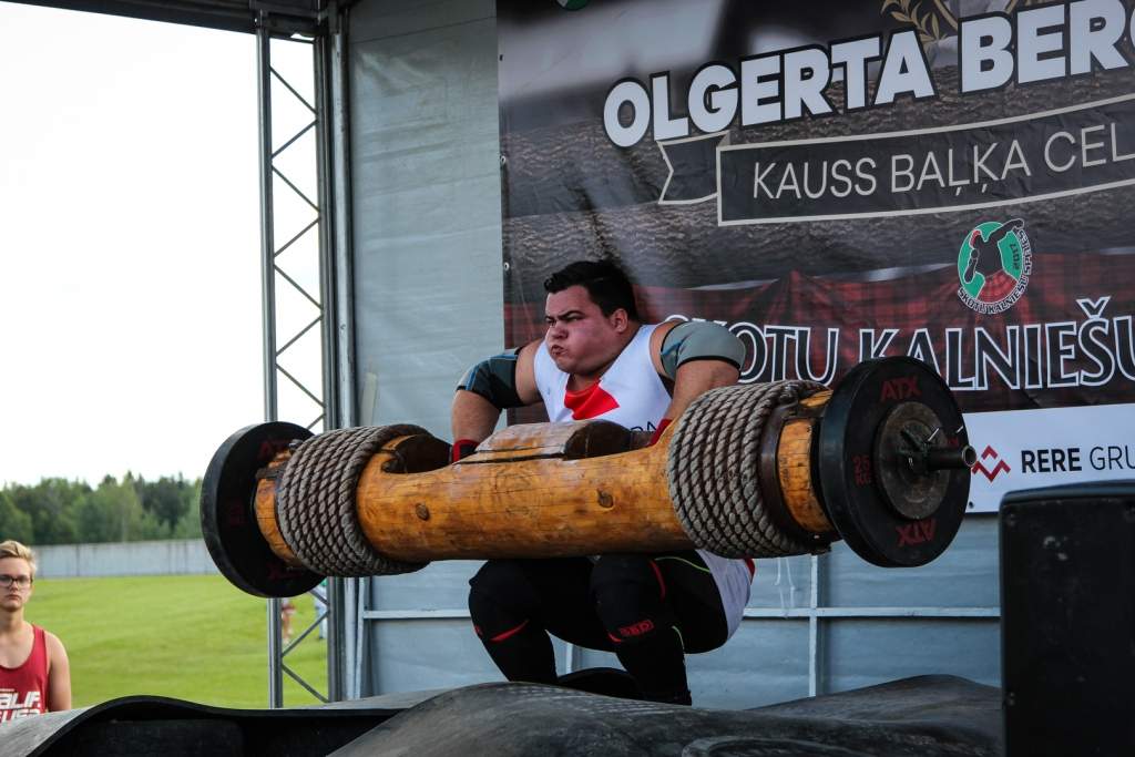 FOTO: Māris Juzups piedalās Latvijas atklātajā spēkavīru čempionātā baļķa celšanā