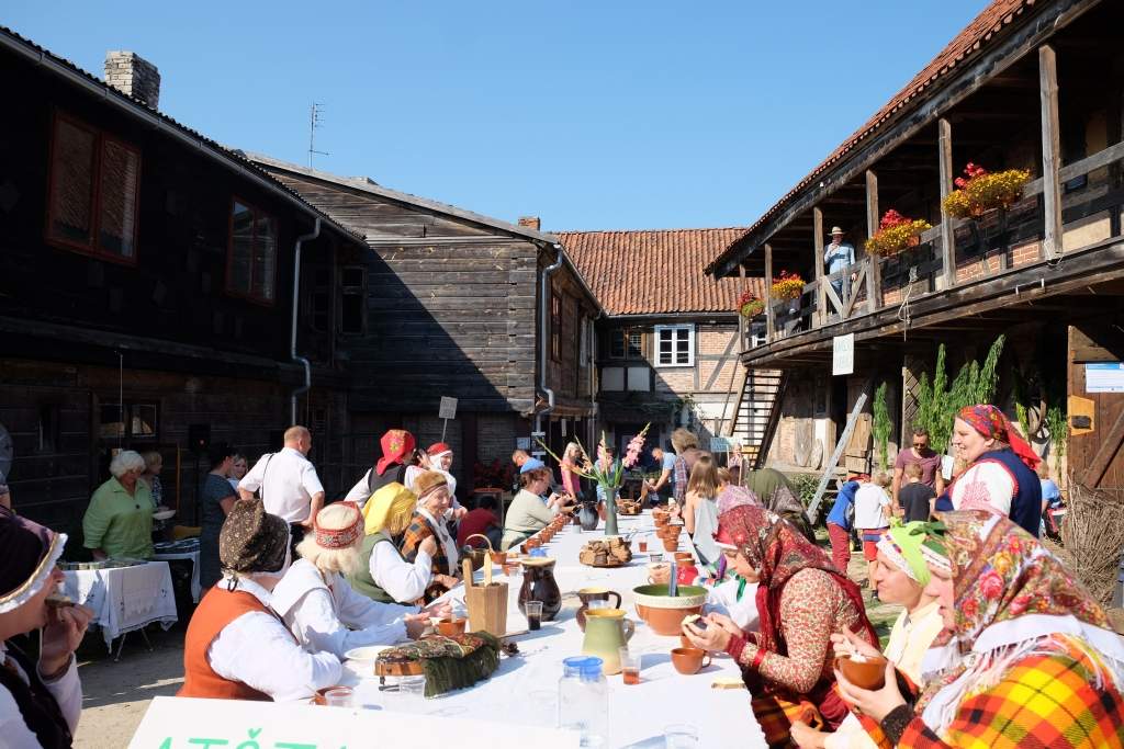 ''Āboļošanā'' spiedīs ābolu sulas un runās par mākslu