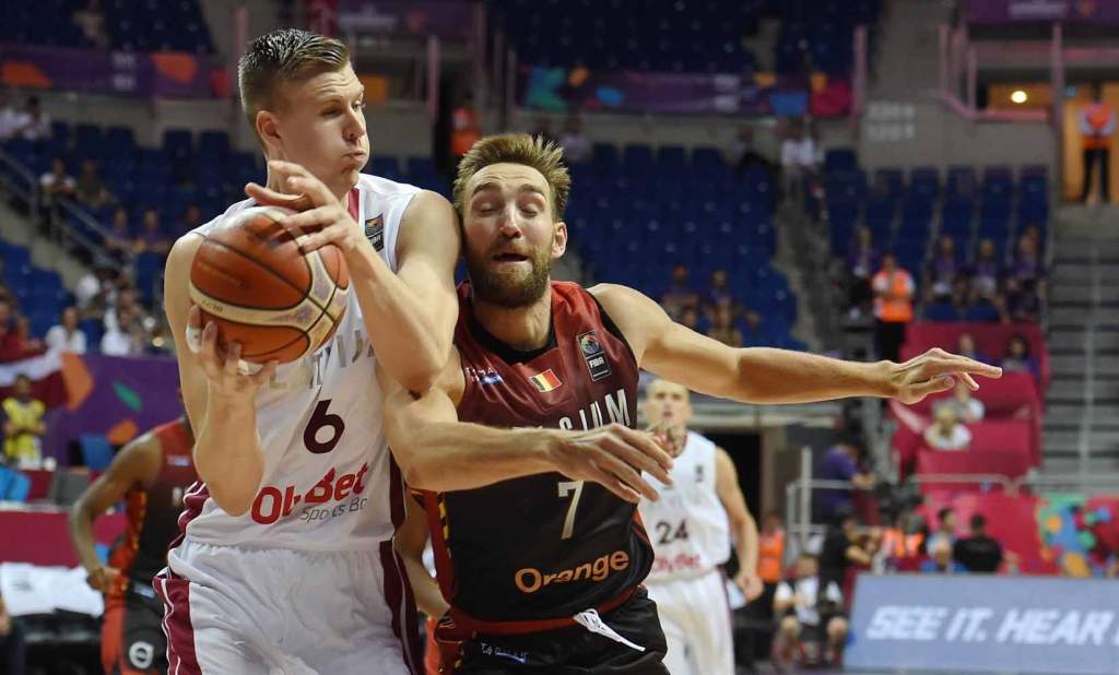 Porziņģa un Timmas žilbinošais sniegums kaldina Latvijas basketbolistu pārliecinošu uzvaru pār Beļģiju