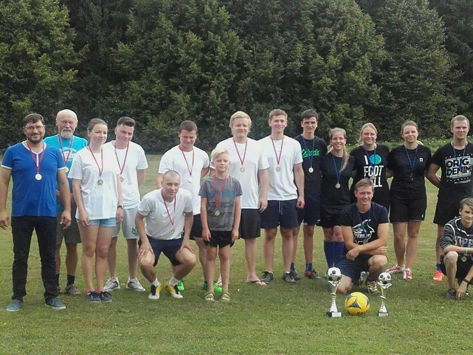 Priekules novada lielo dzimtu futbola turnīrā uzvar Džeriņu dzimta