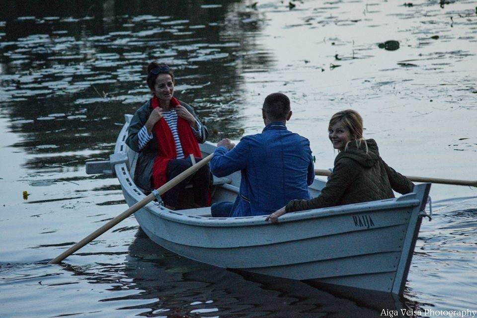 FOTO: Grobiņas promenādē atklāj jauno laivu ''Kaija''