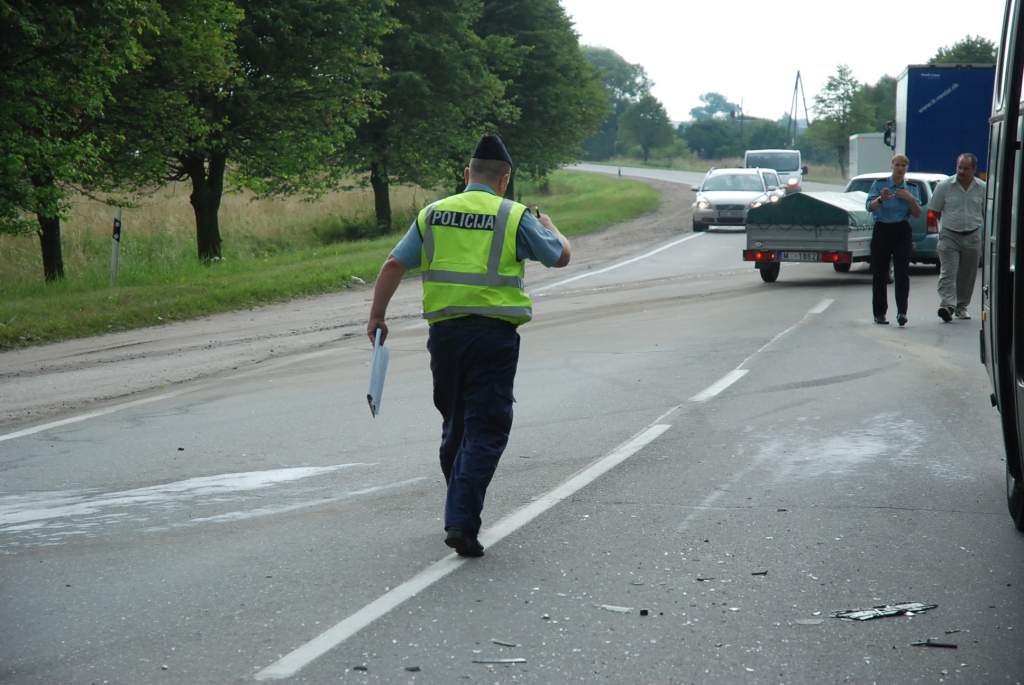 Uz autoceļa Priekule-Grobiņa apgāzusies automašīna