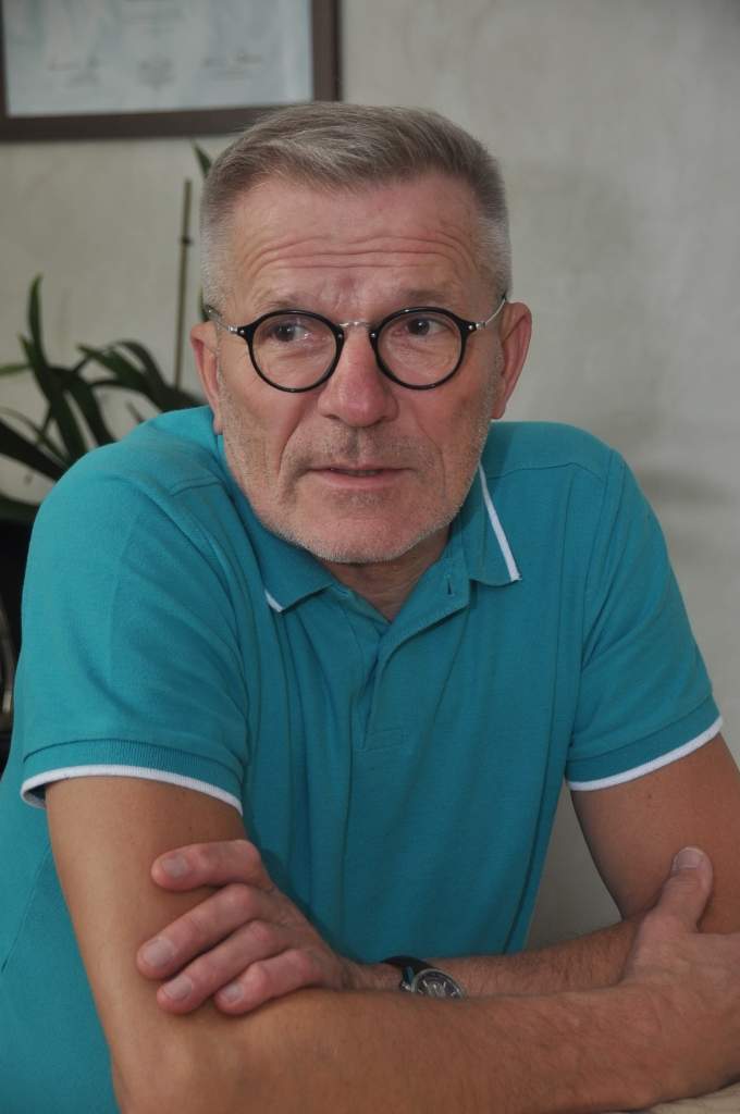 No košļājamās gumijas tirgotāja līdz teātra direktoram