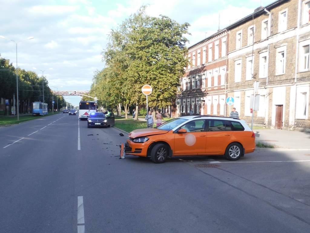 Nedodot ceļu autobusam, izraisa avāriju Brīvības ielā