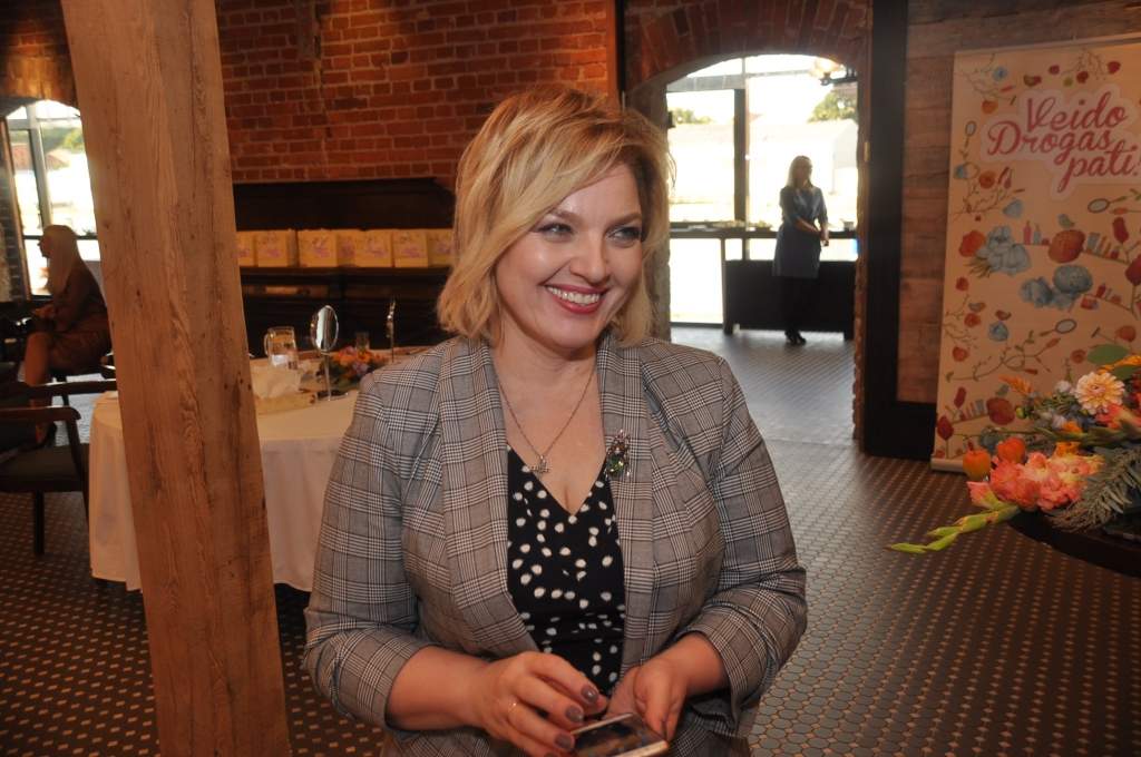 FOTO: Dāmas Liepājā apgūst grima mākslu kopā ar Unu Bernatoviču