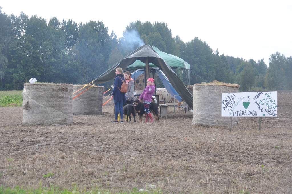 FOTO: Kazdangā izbauda kukurūzas labirintu