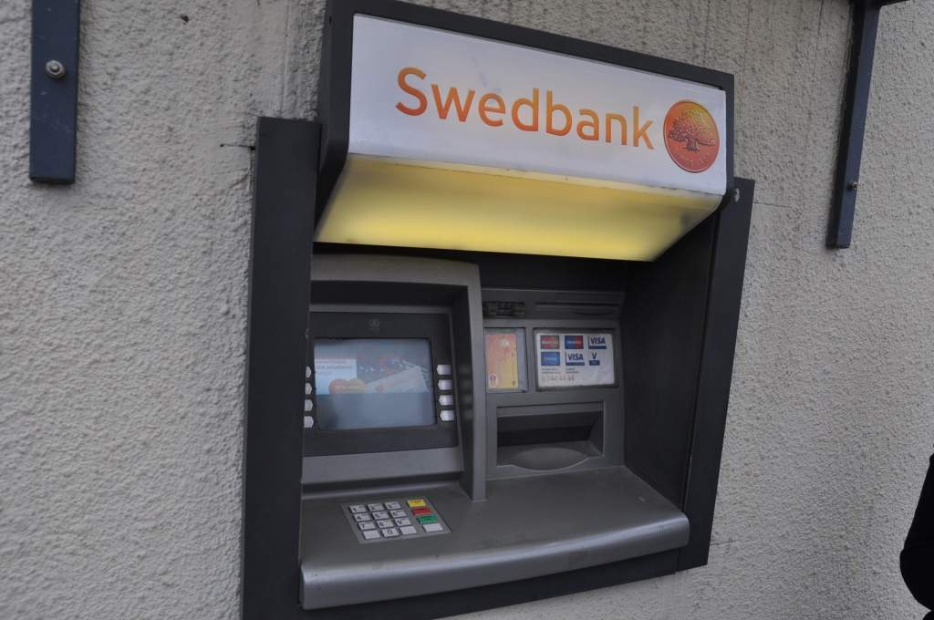 Bankomāti un biļešu automāti būs jāpadara pieejamāki cilvēkiem ar invaliditāti