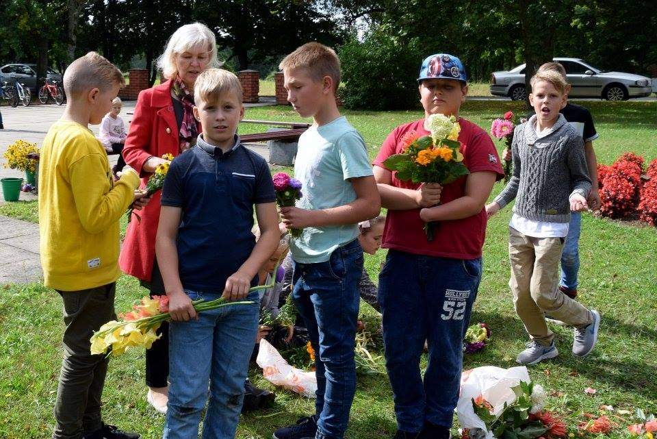 FOTO: Kapsēdes pamatskola sāk svinēt 35. gadu jubileju