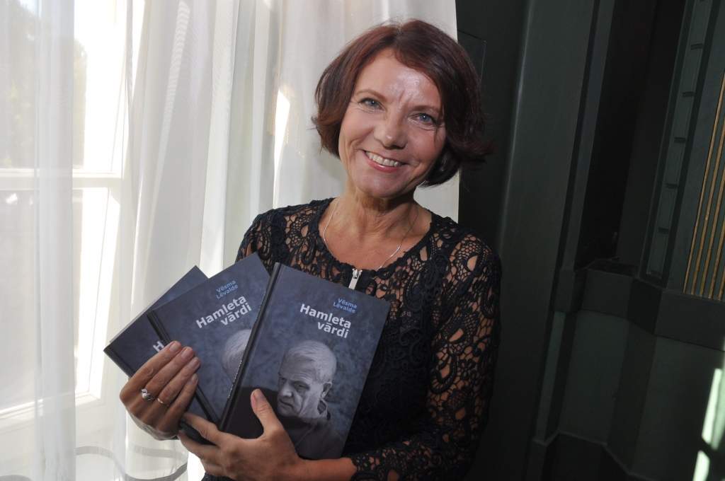 FOTO: Svin Vēsmas Lēvaldes grāmatas ''Hamleta vārdi'' izdošanu