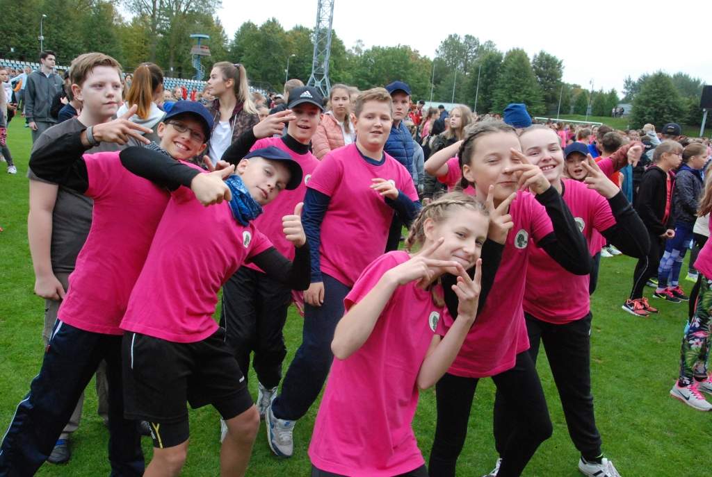 VIDEO: Liepājas skolēni un sportisti vingro Olimpiskajā rīta rosmē