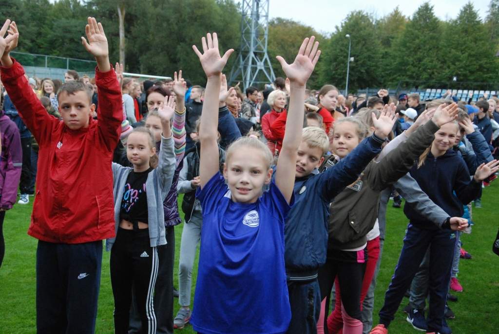 FOTO.VIDEO: Tūkstošiem Liepājas skolēnu piedalās "Olimpiskajā dienā 2017"