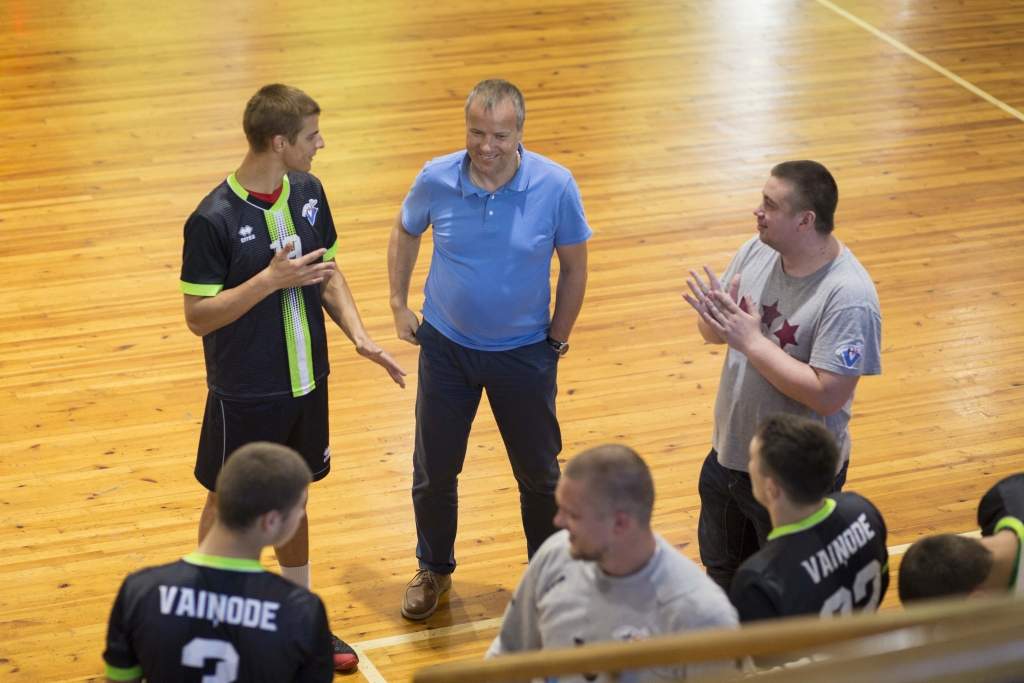 FOTO: Normunds Pāvils izglābj "Vaiņodes" handbolistus no zaudējuma "Latgols" komandai