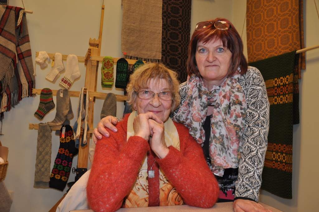 Jauno pāri mičo pēc senču tradīcijām