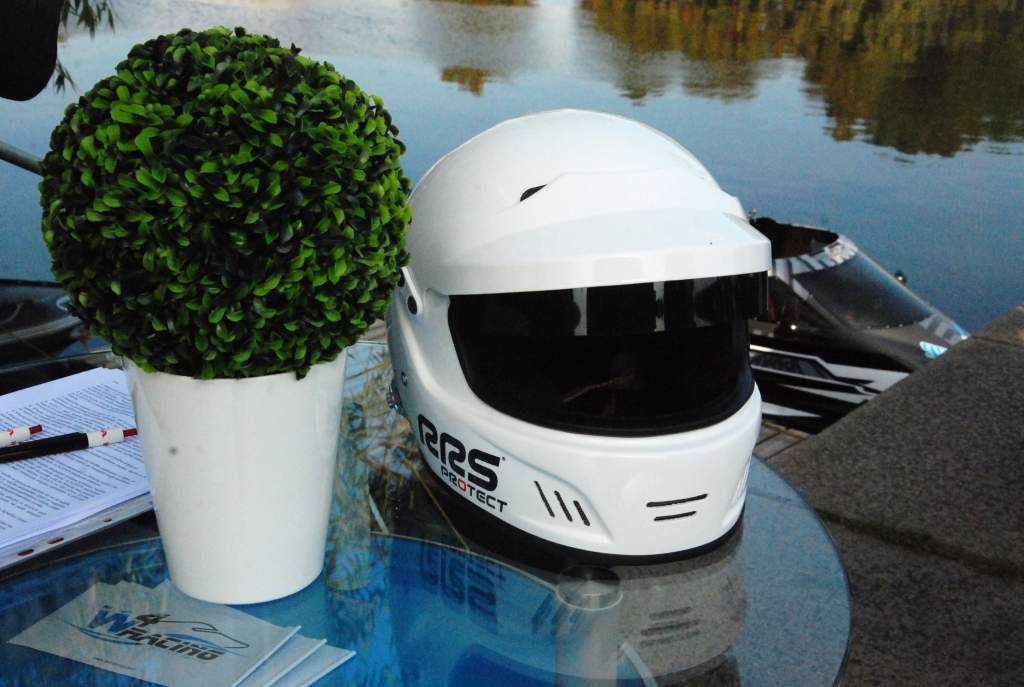 FOTO: Prezentē Liepājā uzbūvēto divvietīgo ātrumlaivu