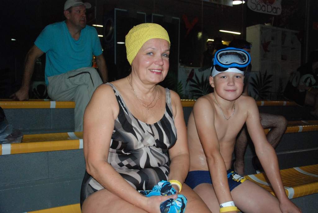 FOTO: Liepājā bauda nakts peldēšanas burvību