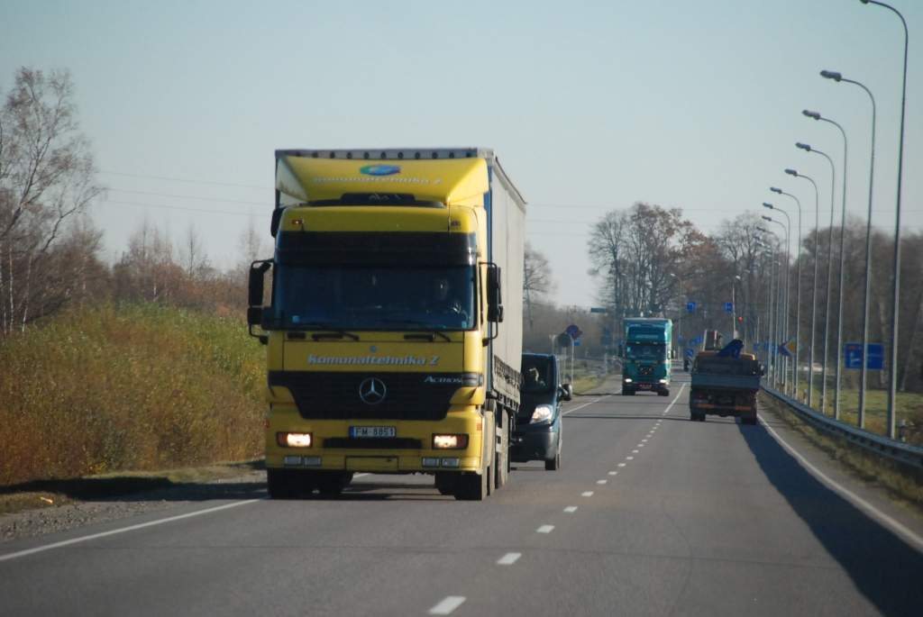 Visā valstī notiek kravas automašīnu riepu protektoru pārbaudes