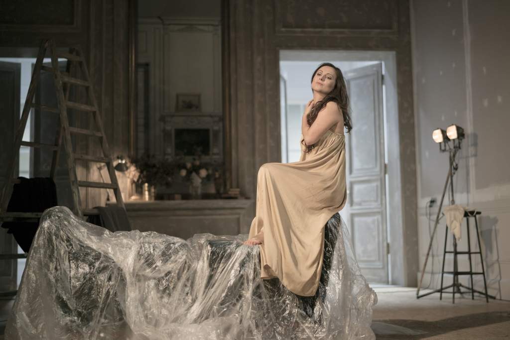 FOTO: Liepājas teātrī pirmizrādi piedzīvo stāsts par ilgām ''Heda Gablere''