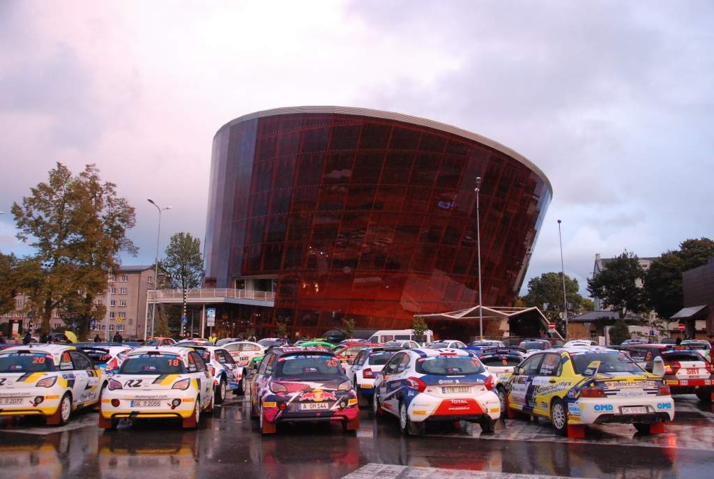 FOTO: "Rally Liepāju" atklāj lietū, vējā un zem lietussargiem