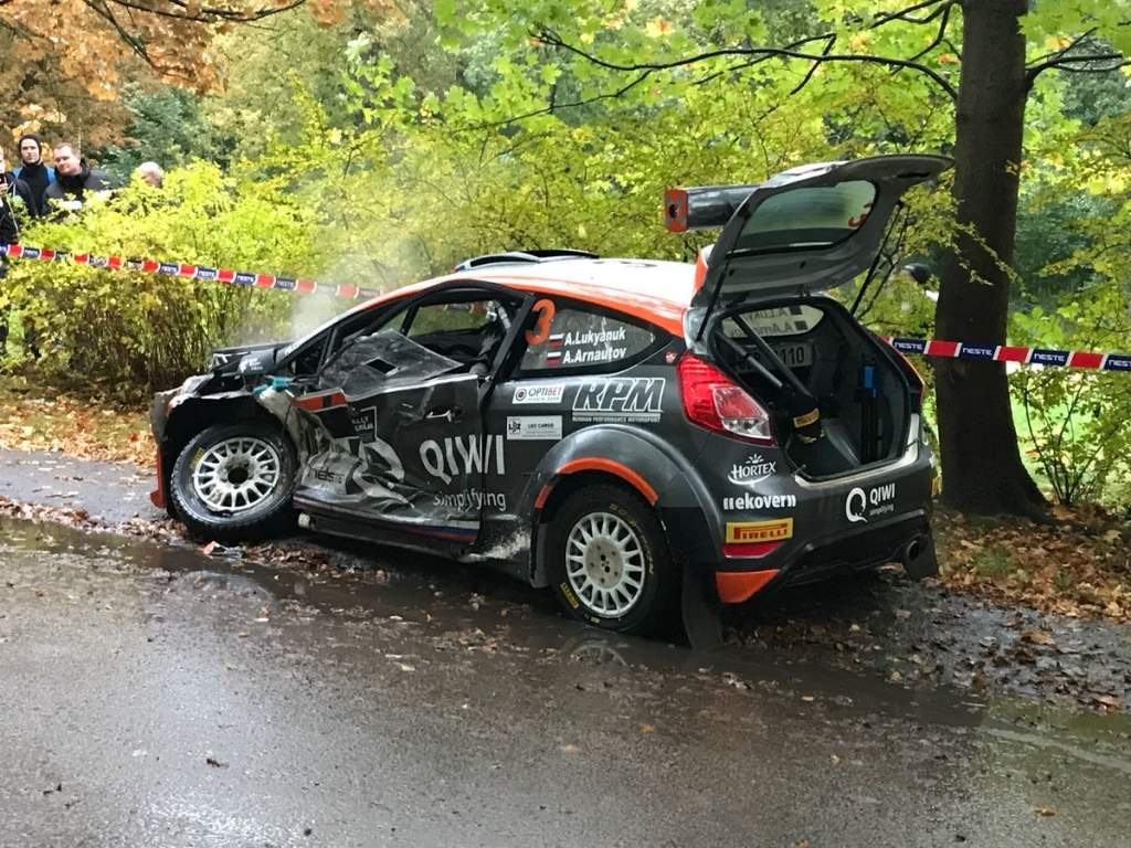 VIDEO: Smagas avārijas liek atcelt rallija "Rally Liepāja" pilsētas ātrumposmus