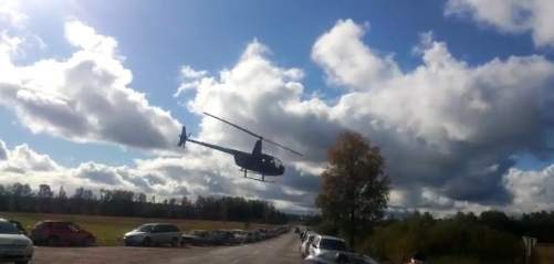PAPILDINĀTS. Gramzdā rallija laikā nogāzies helikopters; viens cilvēks gājis bojā un trīs cietuši