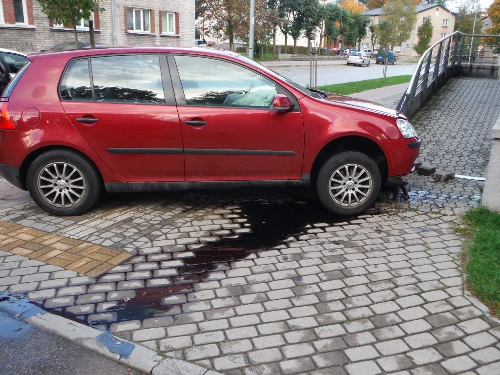 Netiekot galā ar vadību, uztriecas uzbrauktuvei
