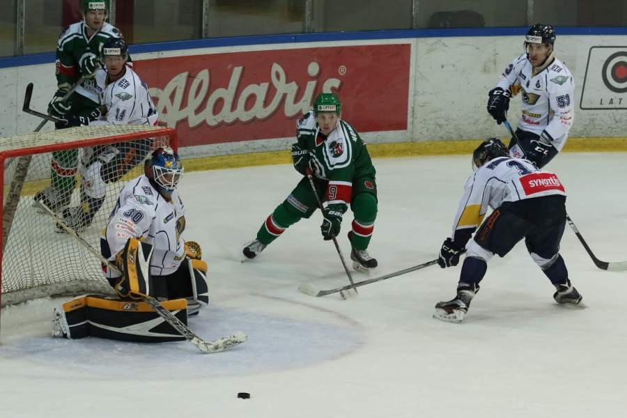 FOTO: "Liepāja"/"Optibet" hokejisti OHL mačā vēlreiz pārspēj "Kurbadu"