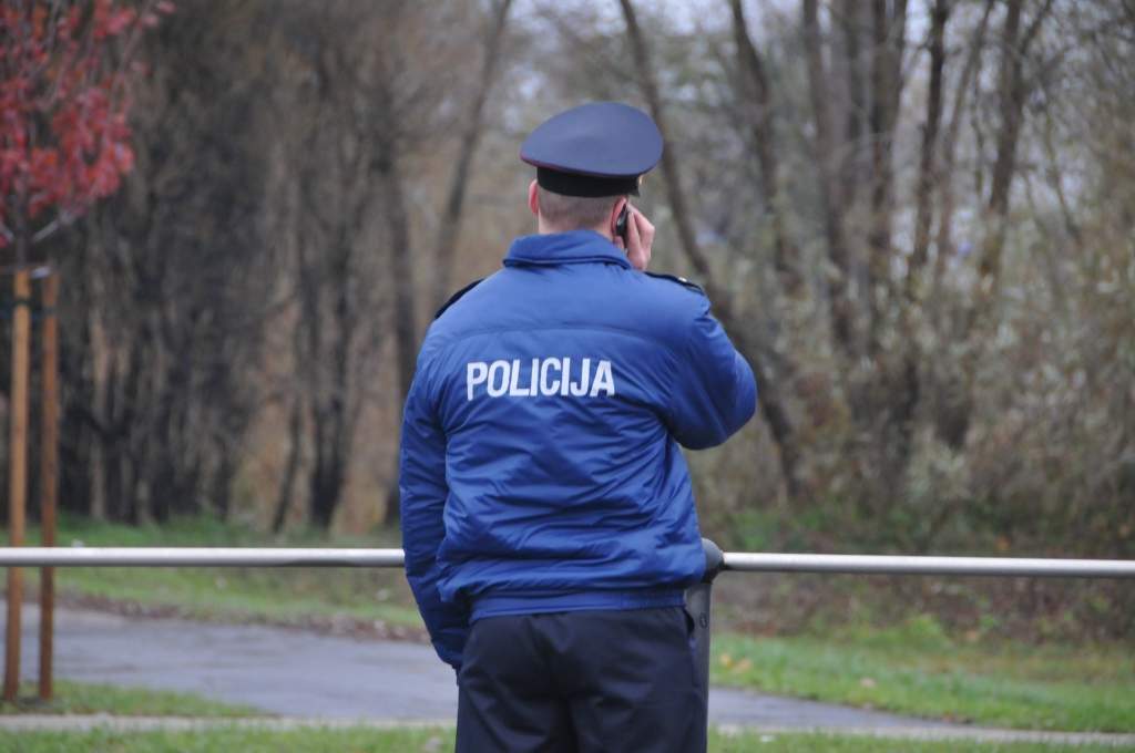 Aiztur vīrieti, kurš ar ieroci uzbrucis veikala pārdevējai