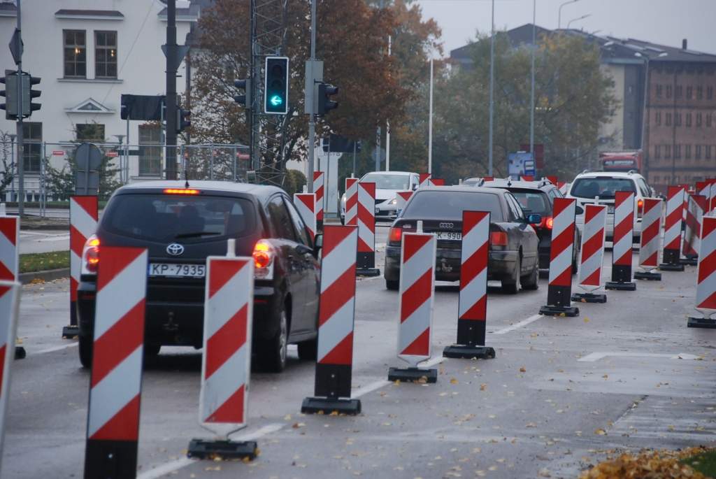 FOTO: Sāk remontēt tramvaja tiltu; Iedzīvotājus brīdina par sastrēgumiem