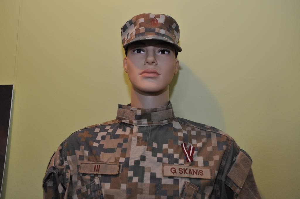 FOTO: Atklāj izstādi par Liepājas garnizonu