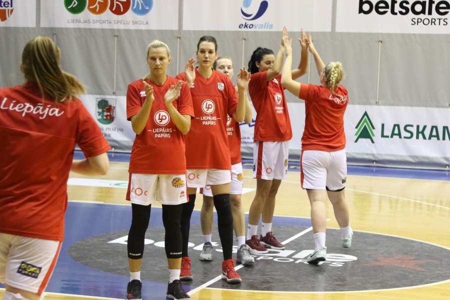"Liepājas Papīrs"/LSSS basketbolistes apvienotā čempionāta spēlē sagrauj "Tallinas Universitāti"