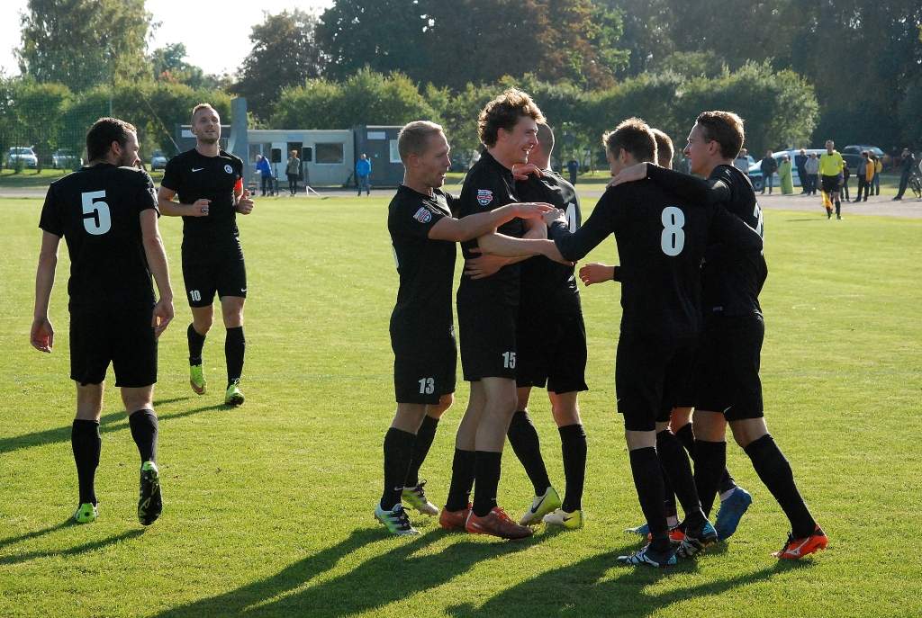 "Grobiņas SC" futbolisti pirmajā līgā debijas sezonā paliek bez medaļām