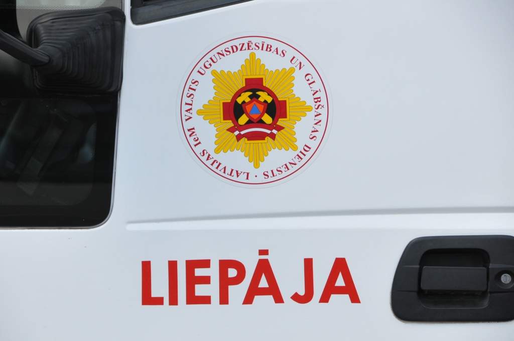 Liepājā deg akumulatori, Grobiņā - neapdzīvots koka nams