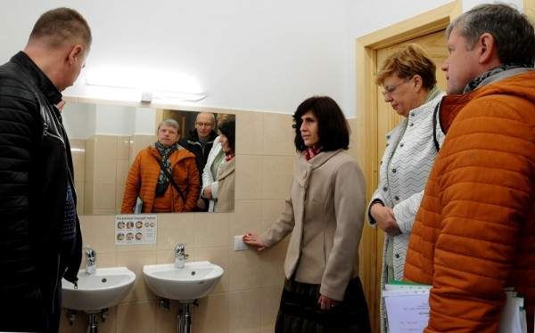 Skolēni atgriežas Ezerkrasta sākumskolas izremontētajā korpusā