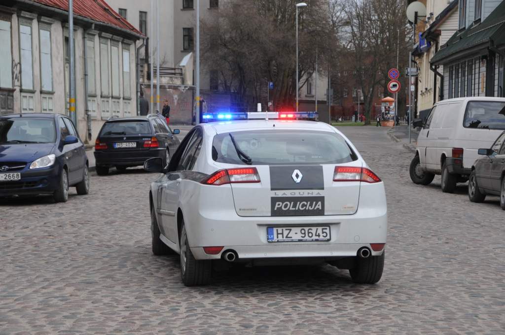 Nakts laikā no stāvvietas pazūd automašīna
