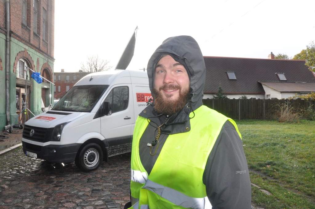 FOTO: Vecajā Liepājas Universitātes ēkā Baseina ielā uzņem filmu