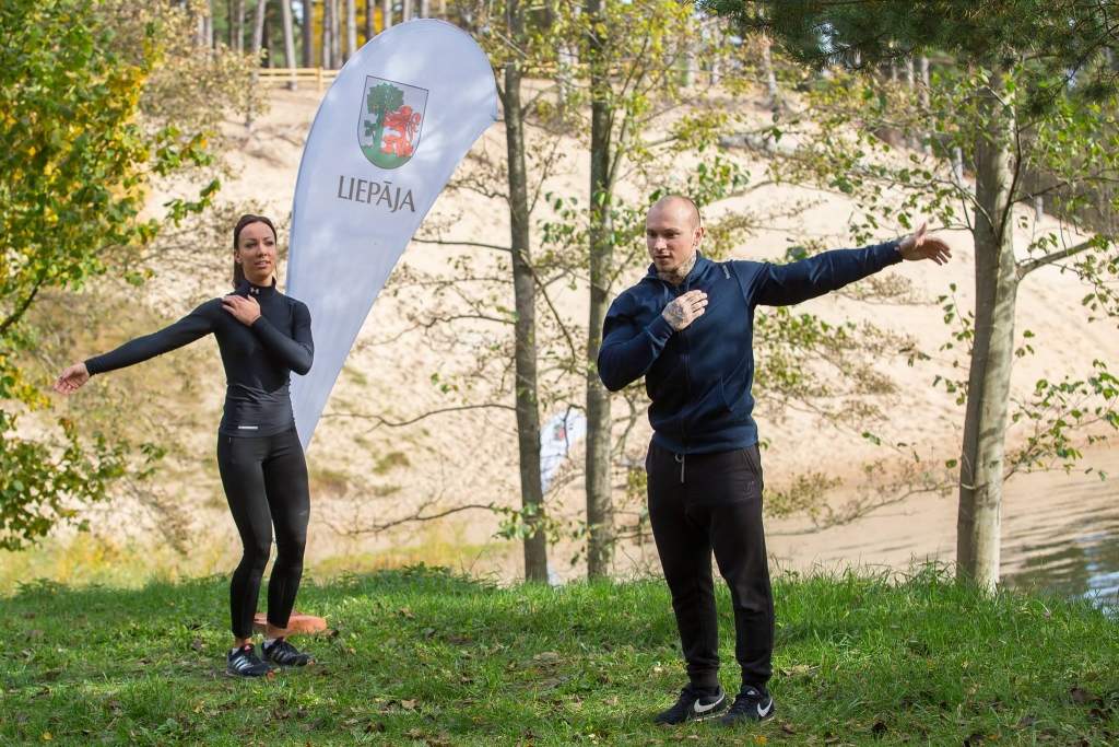 Ziemas peldētāji aicina uz koptreniņu salsas ritmos