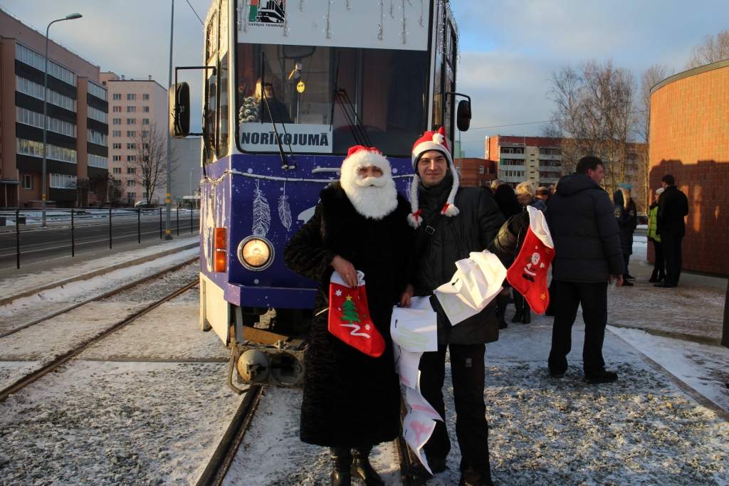Liepājā par 6500 eiro dekorēs Ziemassvētku tramvaju
