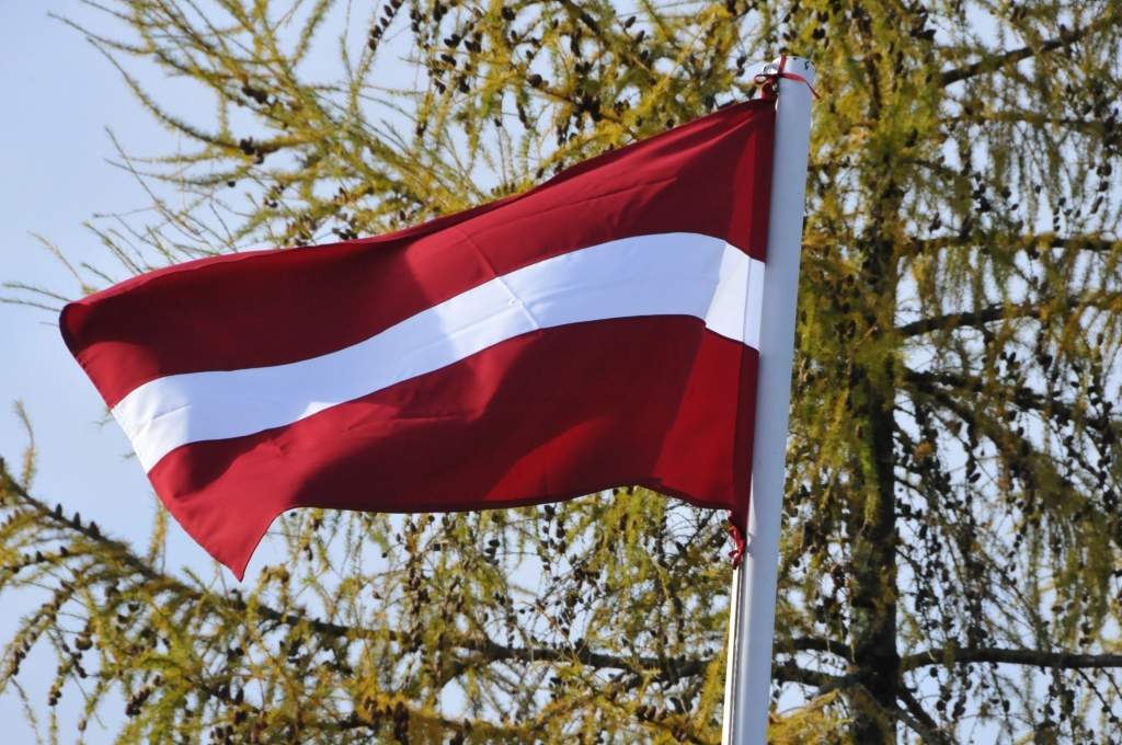 Sarkanbaltsarkano lentīti valsts svētkos nēsā 85% aptaujāto