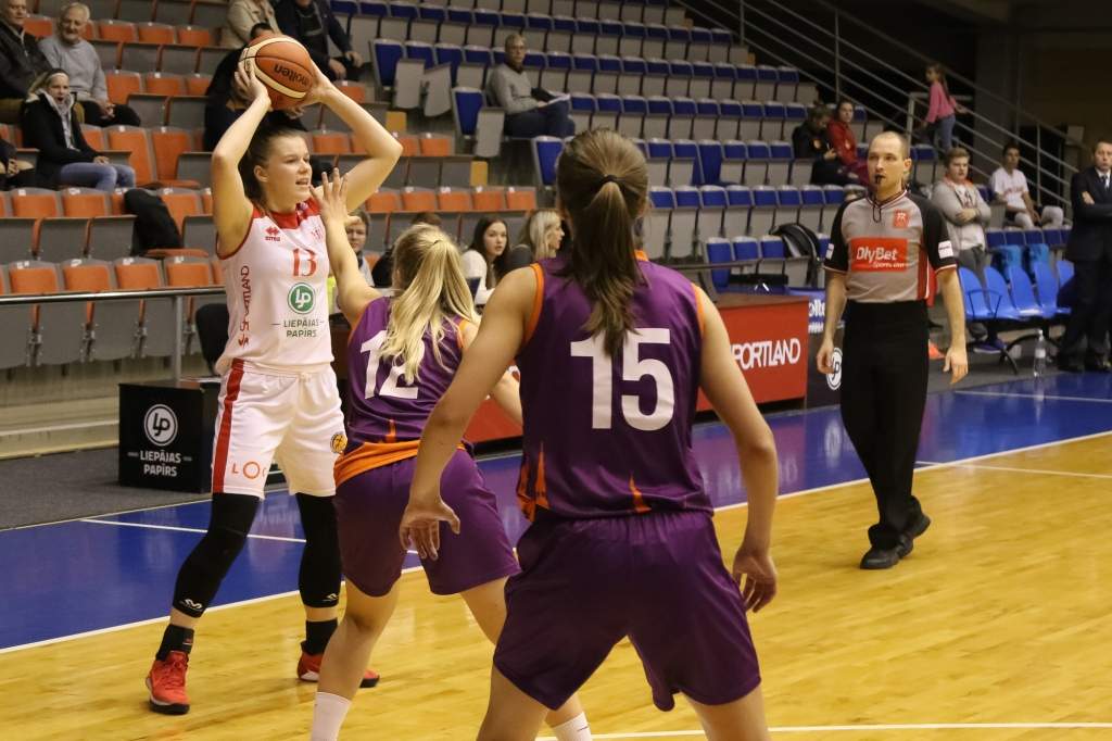 FOTO: "Liepājas papīra"/LSSS basketbolistes apvienotā čempionāta mačā pārliecinoši apspēlē "TTT Rīga - Juniores"