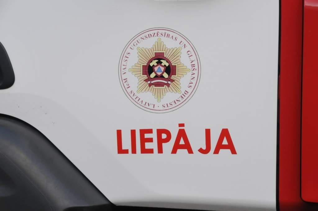 Liepājā no daudzdzīvokļu ēkas evakuē 12 cilvēkus