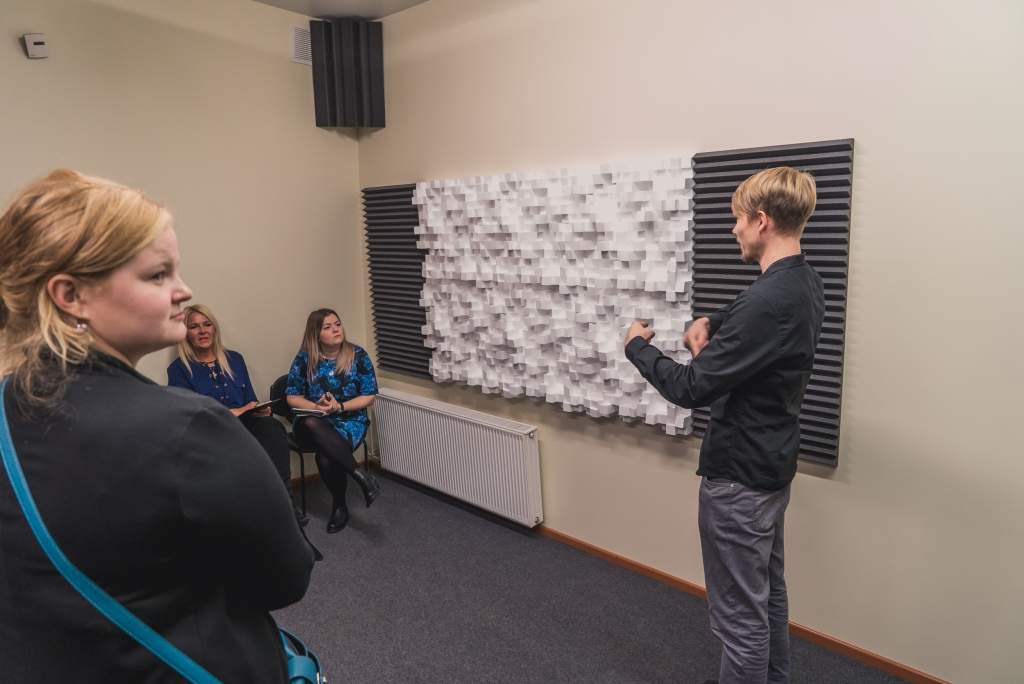 FOTO: Liepājas Mūzikas, mākslas un dizaina vidusskolā atklāj modernu skaņu ierakstu studiju