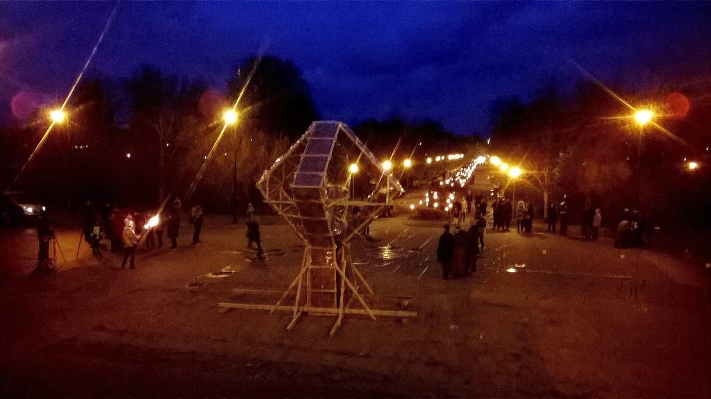 VIDEO: Liepājā Latvijas dzimšanas dienā svinīgi aizdedzina uguns skulptūru "Liepa"